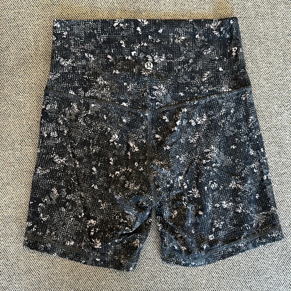 Lululemon align 6” biker shorts size 6 - Picture 2 of 2